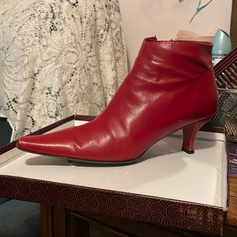 Slightly worn. Beautiful short boot with the sexy pointed toe-very flattering.